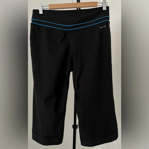 ⭐️ Like New! Nike Women's Dri-Fit Black Training Cropped Pants (Sz M) ⭐️ - Picture 8 of 12